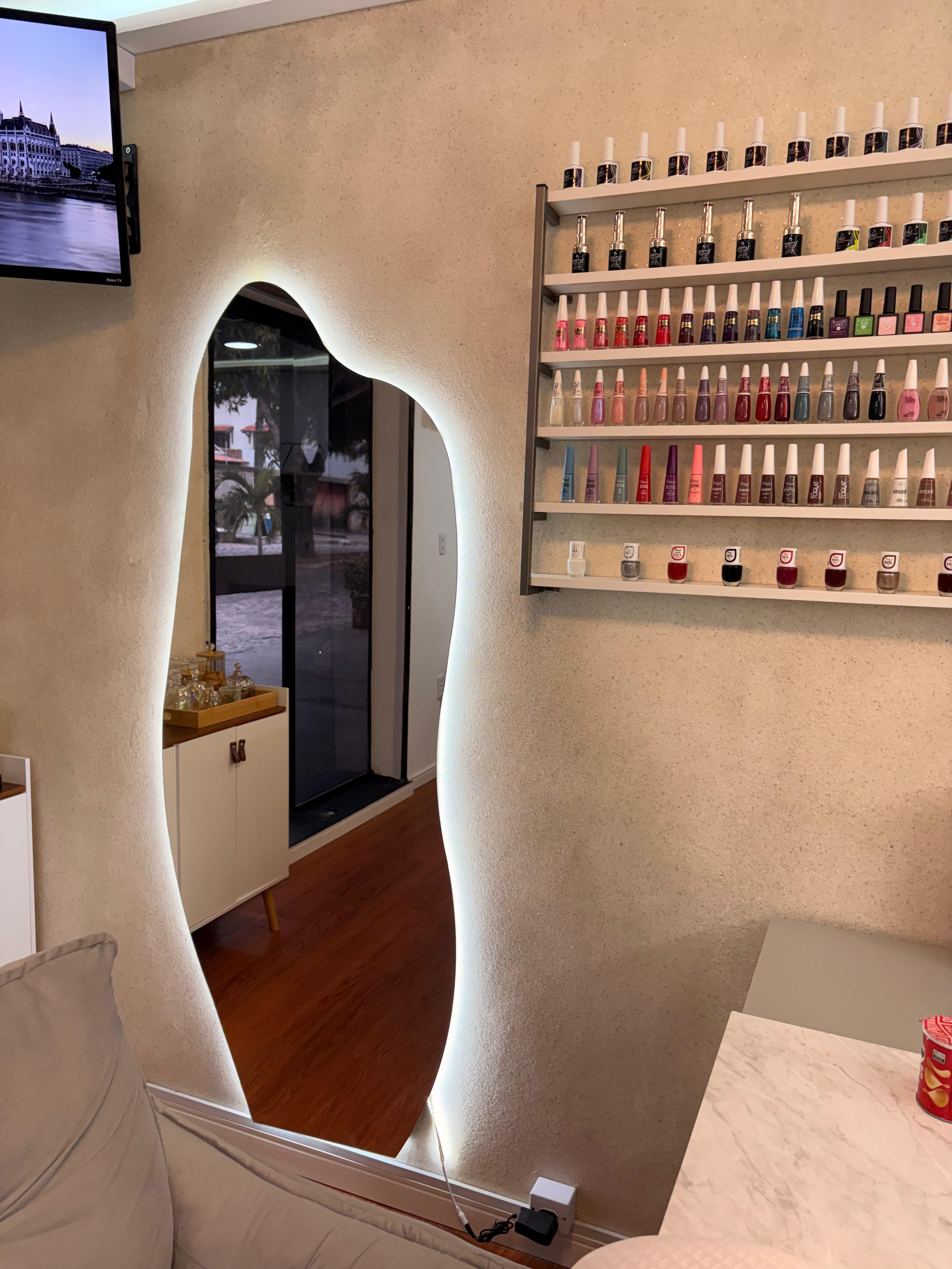 Studio Isabel Moura — parede de mármore com logo iluminado